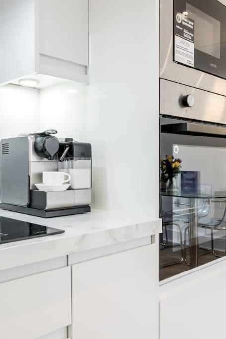 House 10 Mins To Tower Bridge Hot Tub & Parking Villa Londen Buitenkant foto